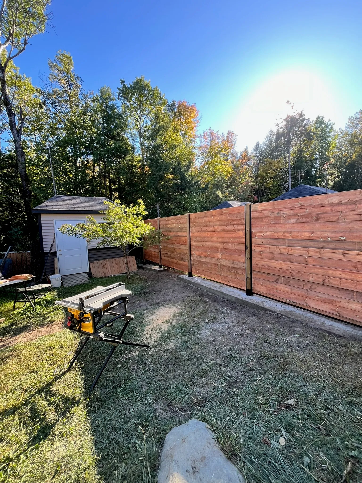 Clôture en cèdre avec poteaux acier