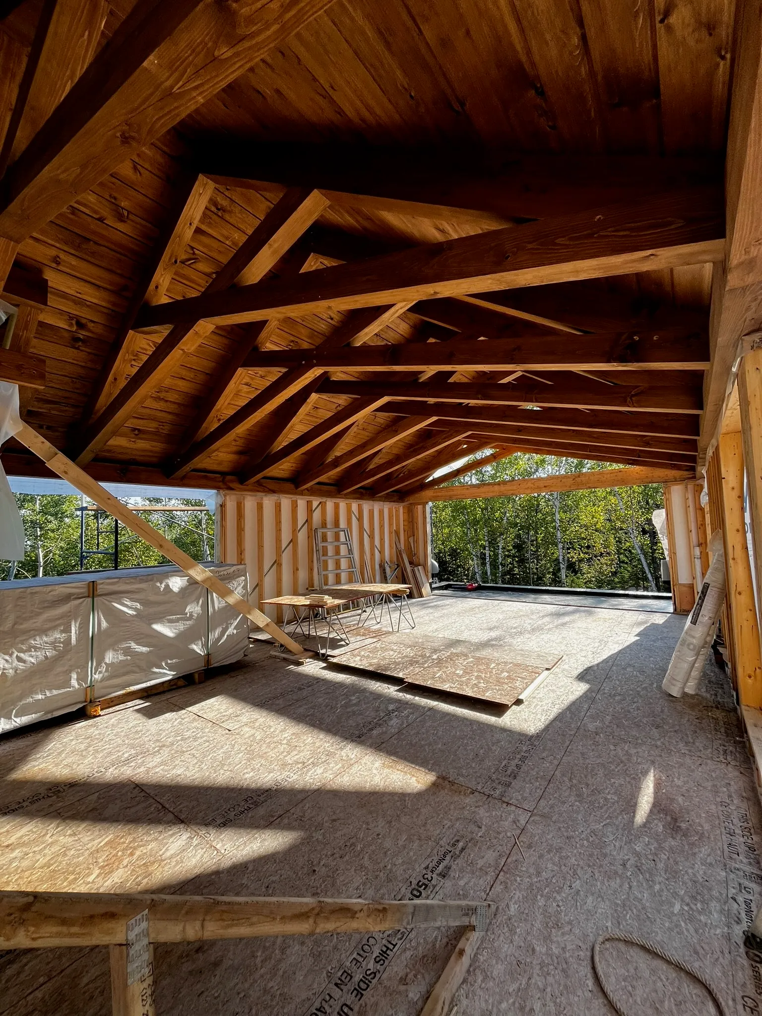 Intérieur de charpente en bois