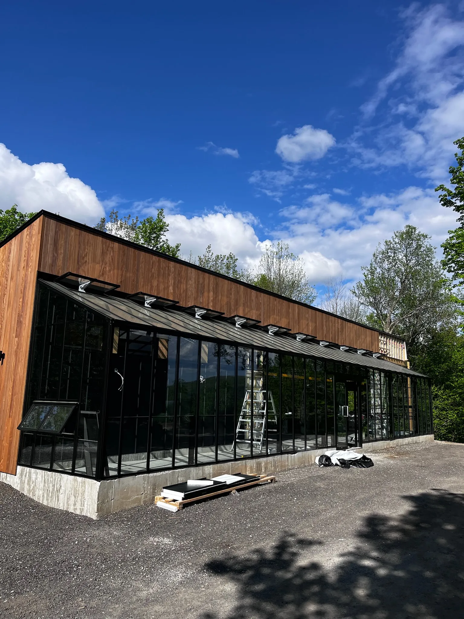 Serre architecturale en cèdre et verre